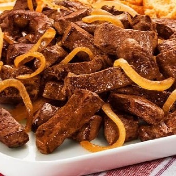 Isca de figado acebolada saborosa acompanhada de arroz e feijão mais dois complementos da sua escolha