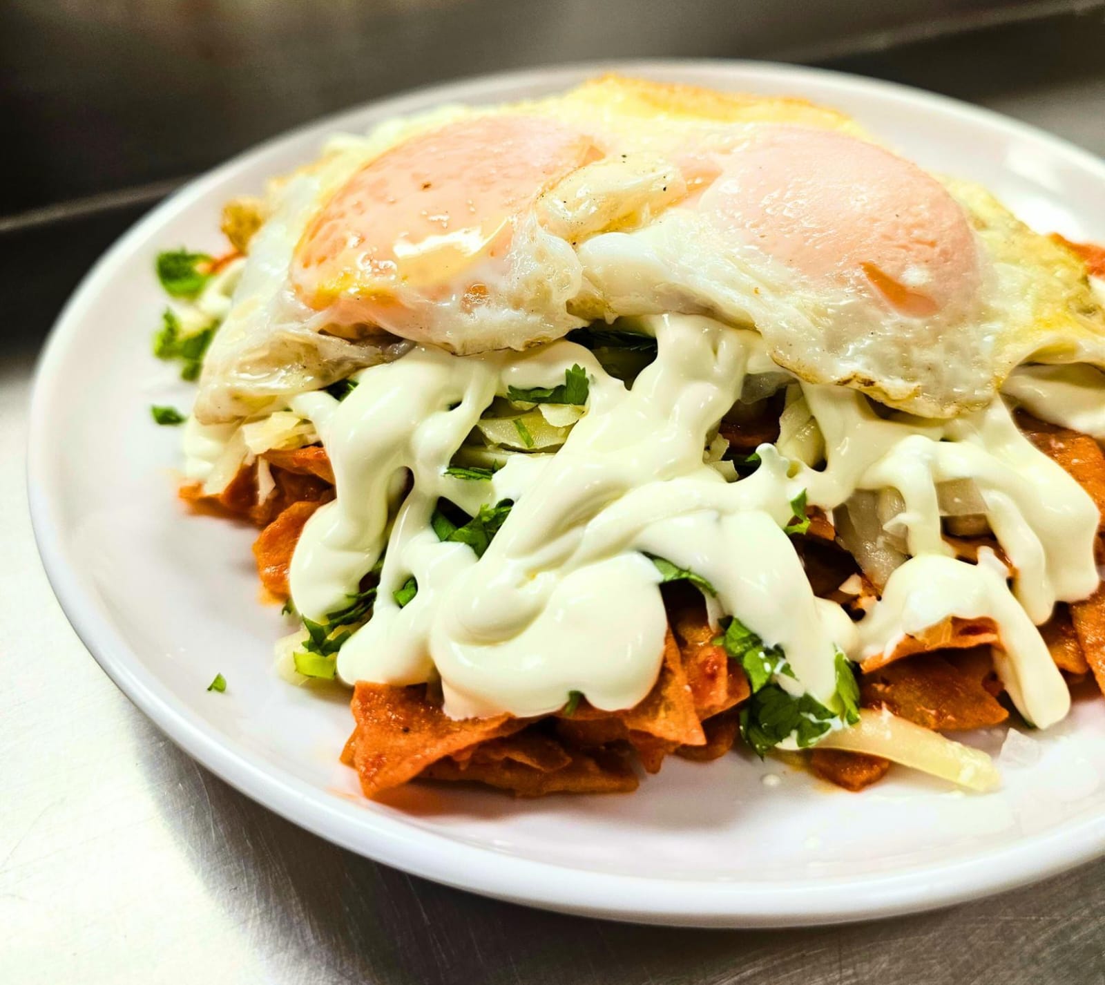 Combo pareja chilaquiles huevos montados