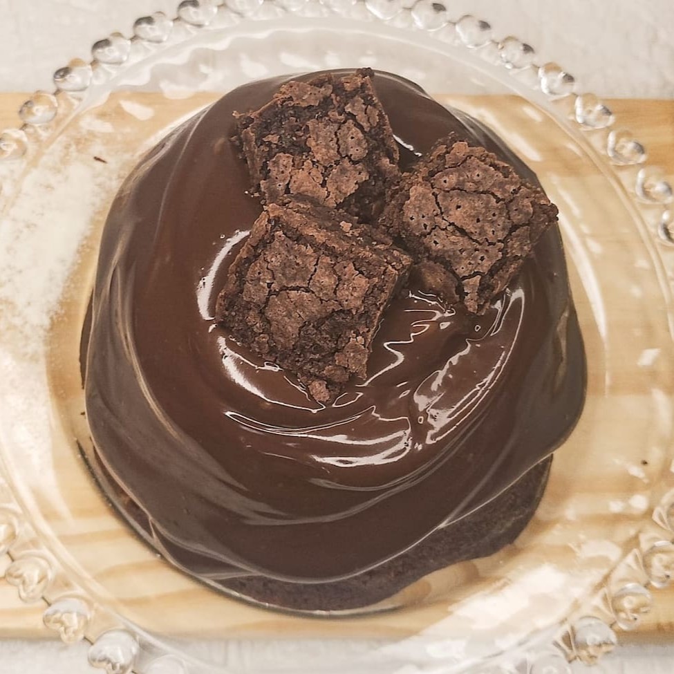 Incomparável bolo composto por massa de chocolate, cobertura de brigadeiro gourmet de chocolate finalizado com brownies. aprox. 350g serve até 2 pessoas