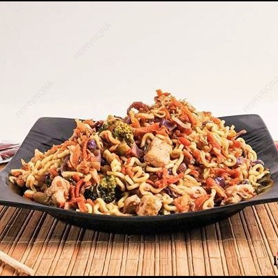 Frango, macarrão, repolho verde, repolho roxo, brócolis, cenoura.500gr