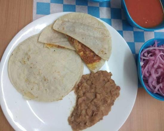 Quesadilla Doble de Maíz con Guisado