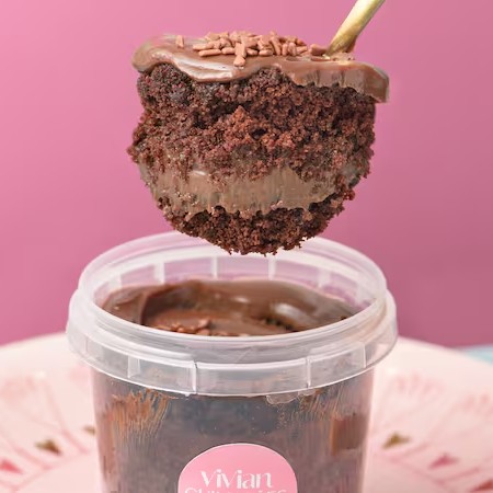 Perfeito para os amantes de chocolate! Massa amanteigada cacau, recheio cremosos de Brigadeiro ao Leite e finalizado com granulado ao Leite Callebaut. Contém 180 ml.