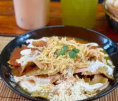 Chilaquiles con Pollito + Agua Fresca