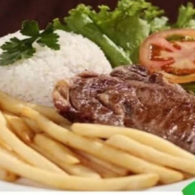 Delicie-se com o nosso suculento Bife Acebolado acompanhado por um delicioso arroz, feijão cremoso e macarrão al dente. Para dar aquele toque especial, acrescentamos uma crocante farofa e um toque de frescor com alface e tomate. Nossa combinação única de sabores e texturas é garantia de uma refeição completa e saborosa que vai conquistar o seu paladar. Experimente agora!
