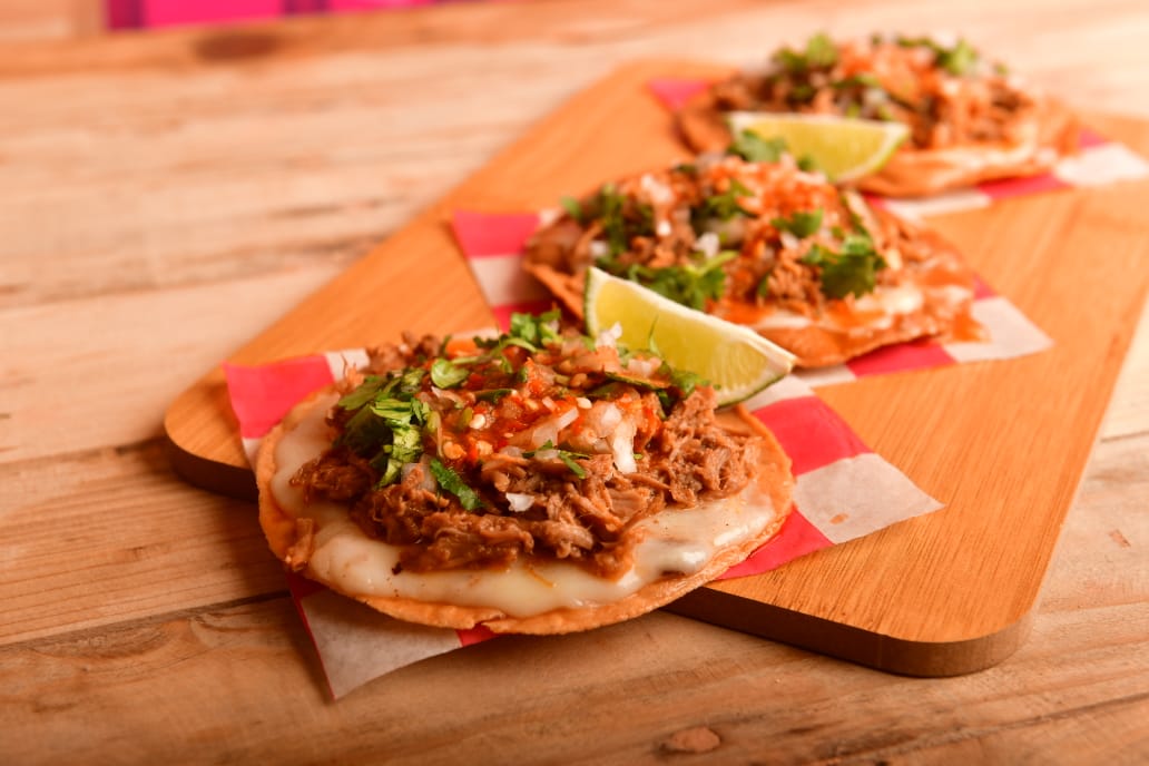 Tostada con Queso y Birria