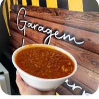 Macarrão espaguete, bacon, queijo mussarela, molho de tomate e calabresa