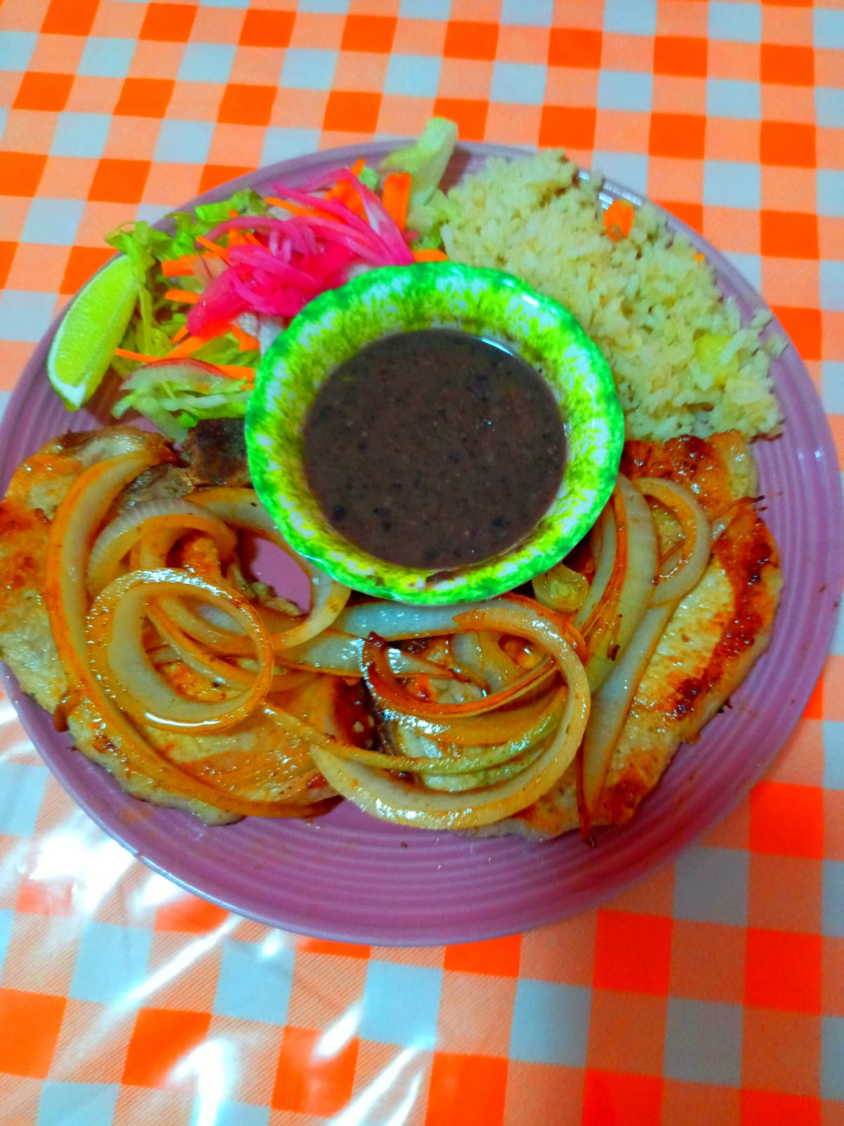 Chuleta de Cerdo Encebollada -Incluye Sopa del Día