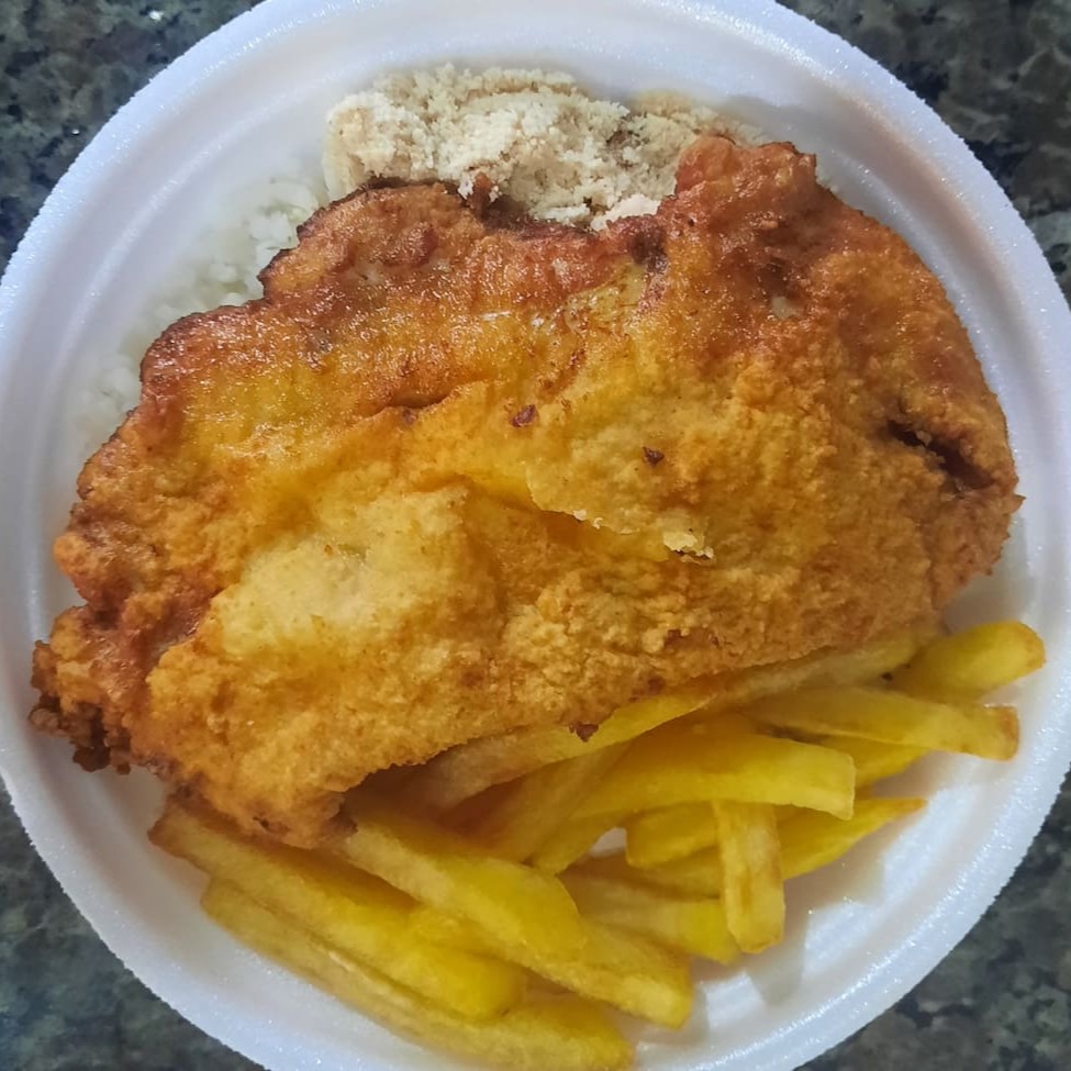 Quentinha 700ml  de Isopor .Frango a milanesa   Arroz feijão farofa e fritas  de batata  Não mandamos acompanhamentos separados e nem trocamos itens