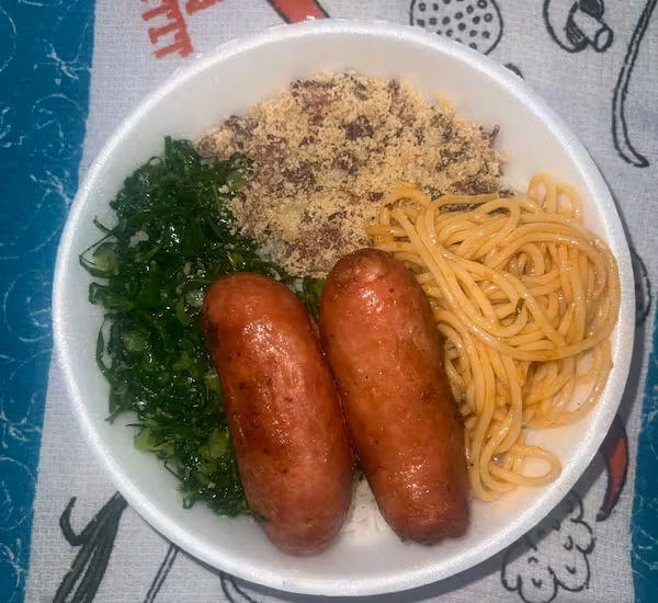 Nas marmitas vem - Arroz, feijão, macarrão, linguiça Toscana e couve. Favor informar nos comentários se é pra retirar algo caso queira.