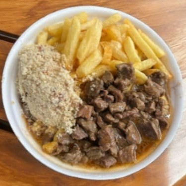 Quentinha 700ml  de Isopor . Escalopinho Ao Molho Madeira : Carne  picada com  Arroz feijão farofa e fritas . Não mandamos acompanhamentos separados e nem trocamos itens