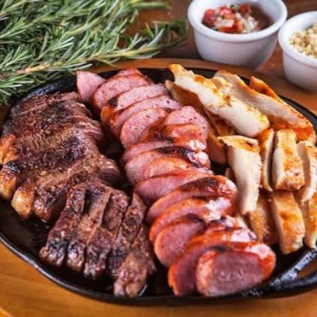 Carnes que acompanham:  Alcatra/Contra Filé, Filé de Frango e Linguiça Toscana Temperada.  Tudo da melhor Qualidade e Entrega Rápida.