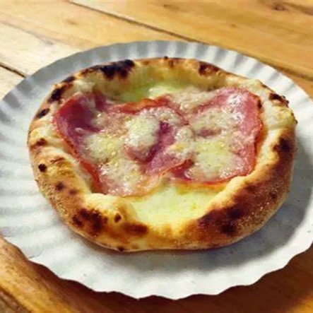 Mussarela, lombo e cebola.