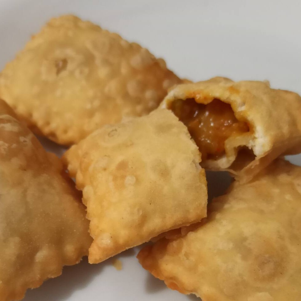 10 Mini pastéis recheado de carne.