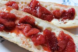 MOLLETE DE MERMELADA DE FRESA