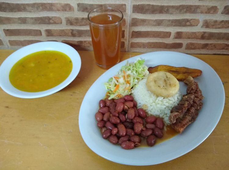Almuerzo con Chicharrón
