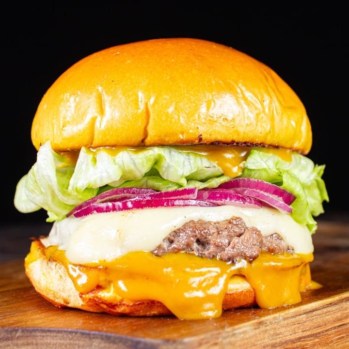 Delicioso Hambúrguer Artesanal com um Blend  de 120g, queijo mussarela gratinado, mix de folhas, cebola roxa, mostarda e mel e pão brioche selado na manteiga. Uma explosão de frescor.