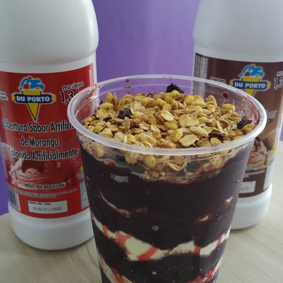 Condimentos dentro do copo de açaí