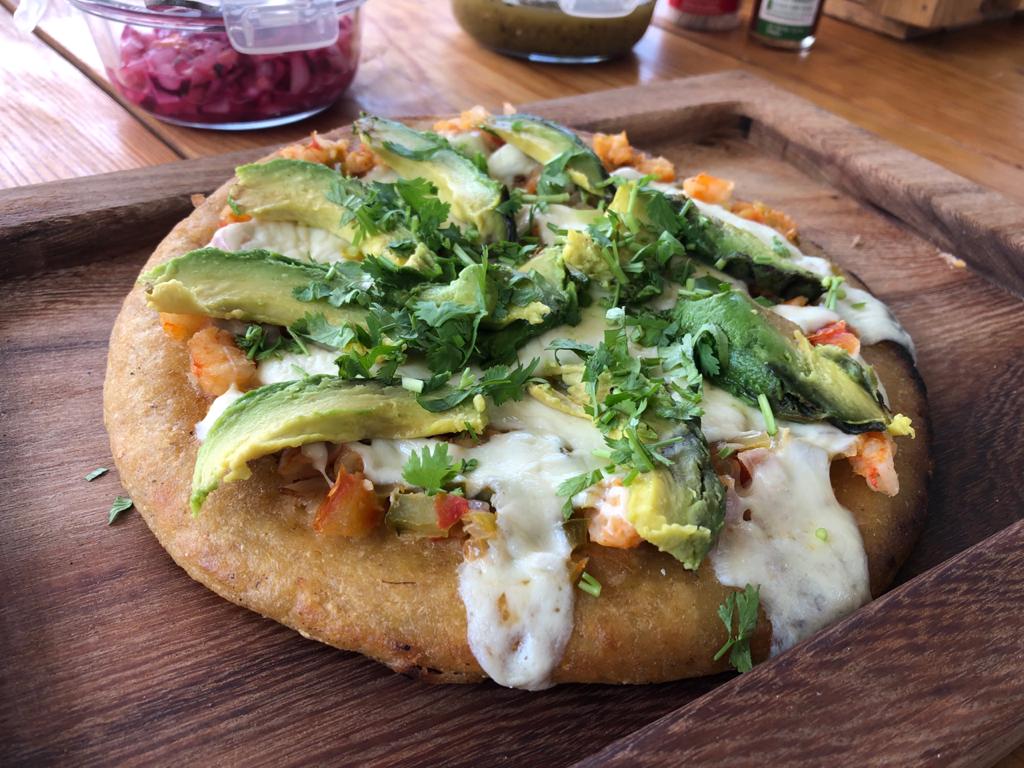 Tortilla de Maíz al Ajo con Camarón y Queso