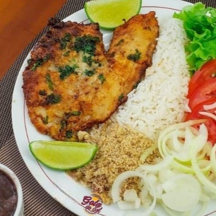 Delicioso prato de Filé de Peixe acompanhado de Arroz, Feijão, Farofa e um Complemento Grátis.