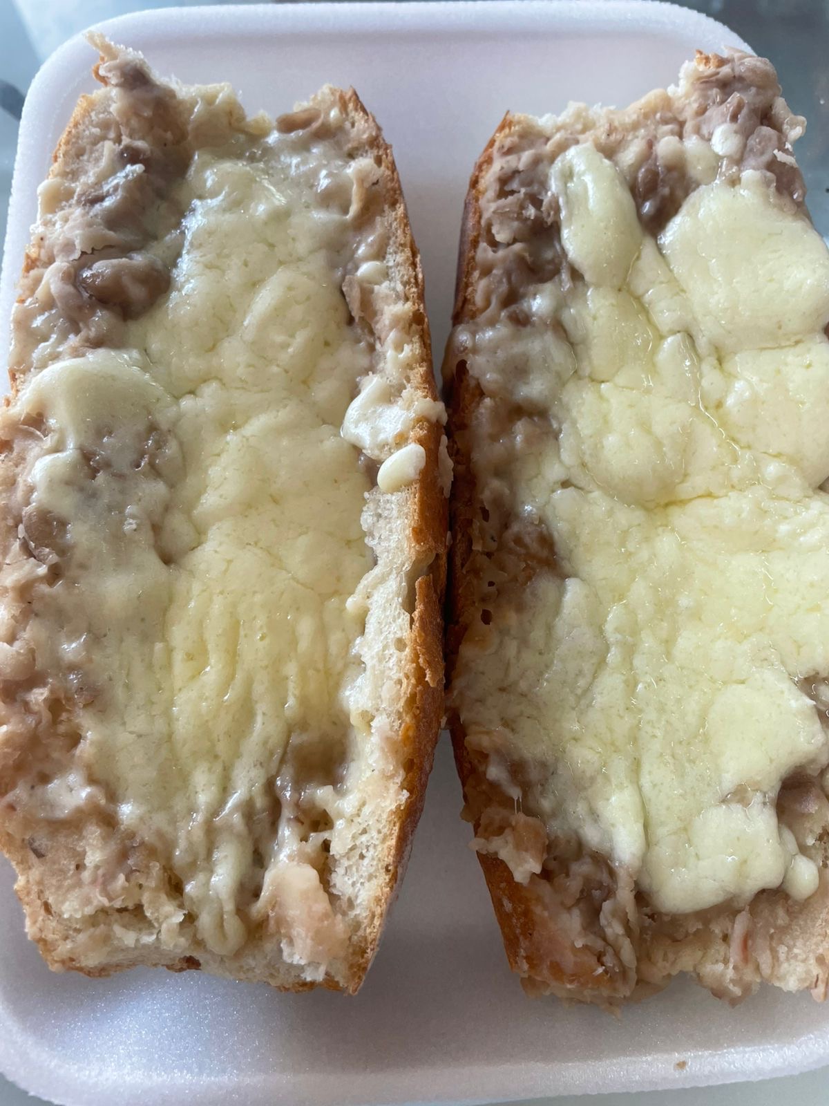 Molletes de frijoles 2 mitades