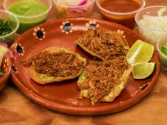 Tostada con Aguacate y Carne