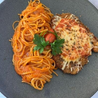 Suculento filé mignon á parmegiana , com espaguete  ao molho de  artesanal .