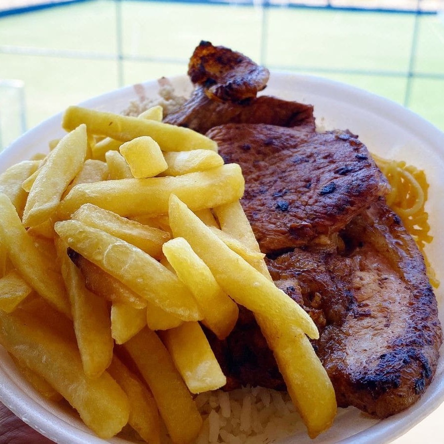 Carré suculento e bem temperado + arroz, feijão, macarrão, farofa e fritas ou salada.