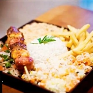 Excelente pra uma pessoa, acompanha um espetinho tradicional uma porção de arroz branco soltinho,maionese de alta qualidade ou macarronese molho a companha e a farofa de bacon e calabresa da casa e batata frita!