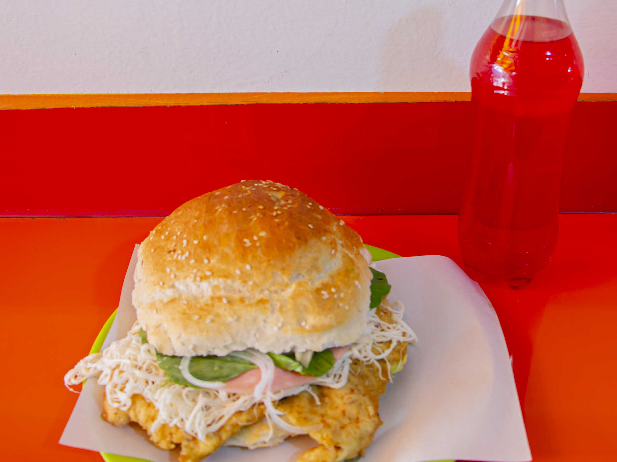 CEMITA DE MILANESA DE POLLO + AGUA DE FRUTA