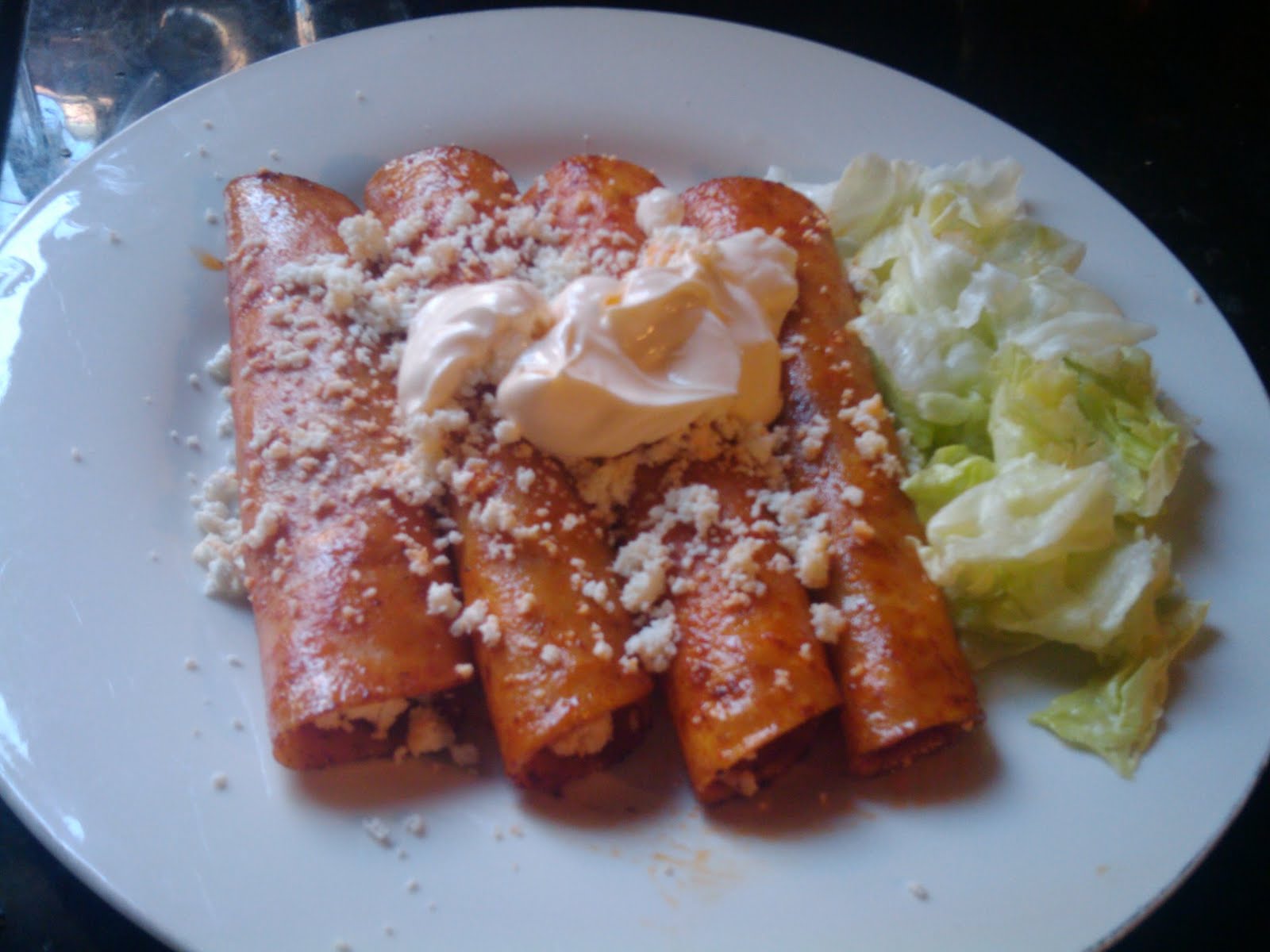 Enchiladas Rojas con Queso