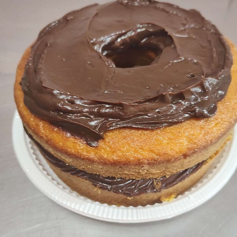 Sedutor Bolo de Cenoura, com um recheio irresistivelmente cremoso de chocolate, proporciona um sabor inigualável. Você não conseguirá resistir a esta delícia de 19 cm. Para complementar seu momento de prazer, acompanha uma refrescante Coca-Cola de 1,5 litros, perfeita para equilibrar a doçura do bolo. Obs: A massa não contém leite, ideal para quem possui restrições.