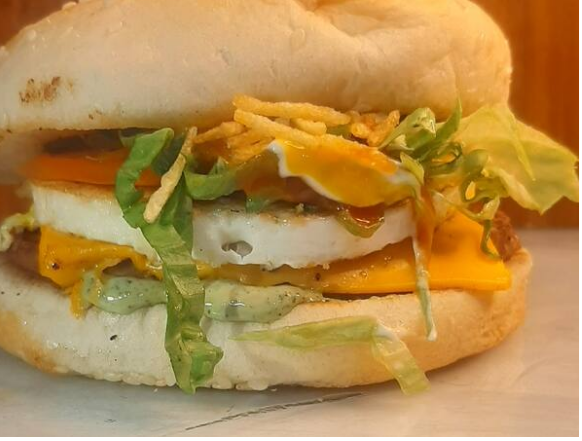 Pão Carne,  ovo,  queijo, cheddar, alface, tomate, batata palha,