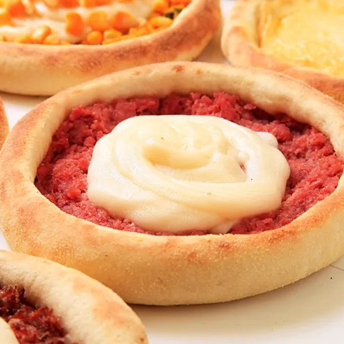 Mussarela, calabresa, cebola e catupiry.