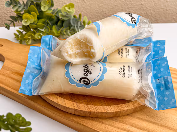 Experimente a cremosidade única desse delicioso Sacolé de Coco gourmet! É a deliciosa combinação de fruta, leite e flocos de coco.