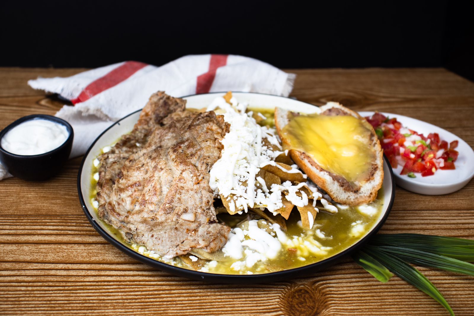 Chilaquiles con Bistec y Mollete + Café