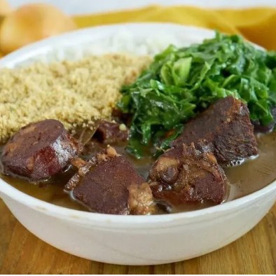 Suculenta feijoada com calabresa e ingredientes de uma deliciosa feijoada, acompanhado de couve, farofa e arroz branco no precinho. Promoção De Segunda A Quinta Feira, Não Fazemos Alteração Do Prato