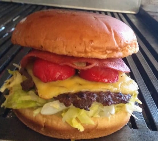 Hamburguesa Bañada + Papas Fritas