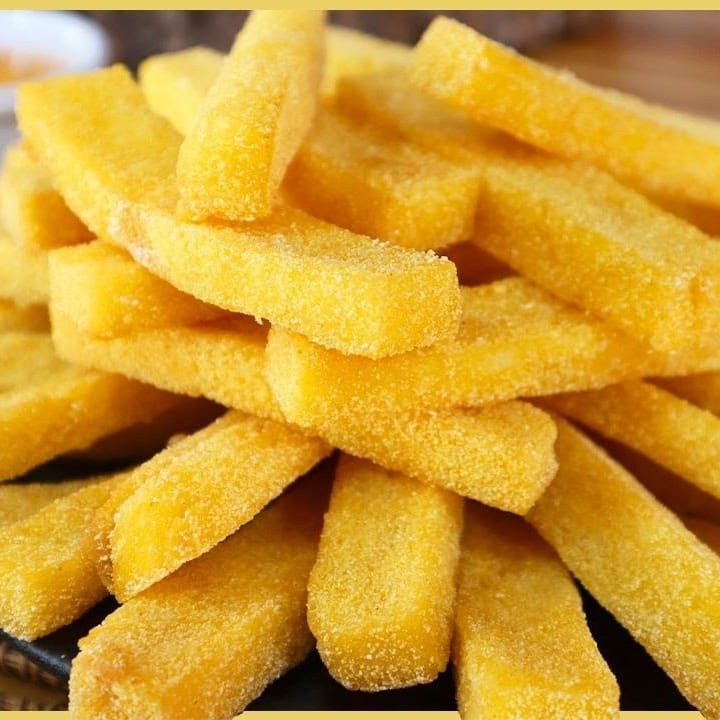 Desfrute de uma deliciosa porção de polenta frita, preparada na hora para garantir uma crocância irresistível por fora e uma textura macia por dentro. Perfeita como acompanhamento ou petisco, nossa polenta é a escolha ideal para quem busca um sabor único e reconfortante.