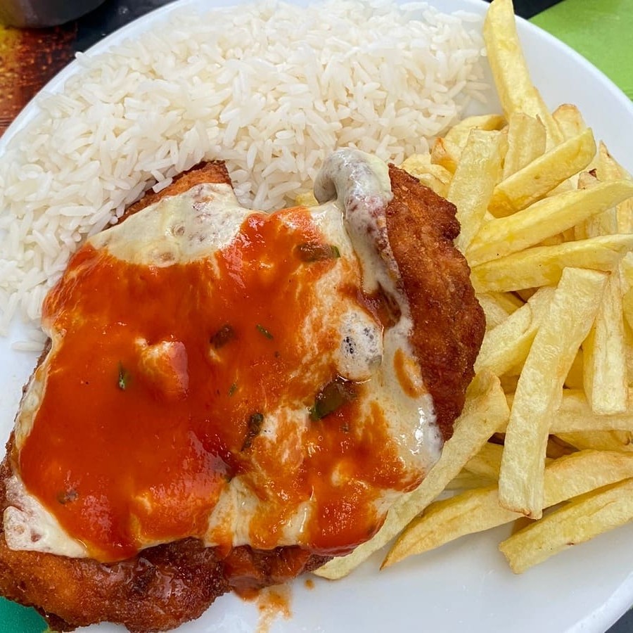 Arroz, feijão, farofa e mais um acompanhamento a sua escolha.