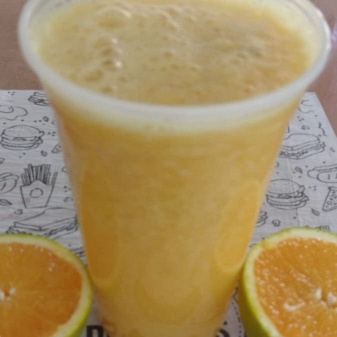 700 ml de suco de laranja da fruta batido com polpa de acerola.