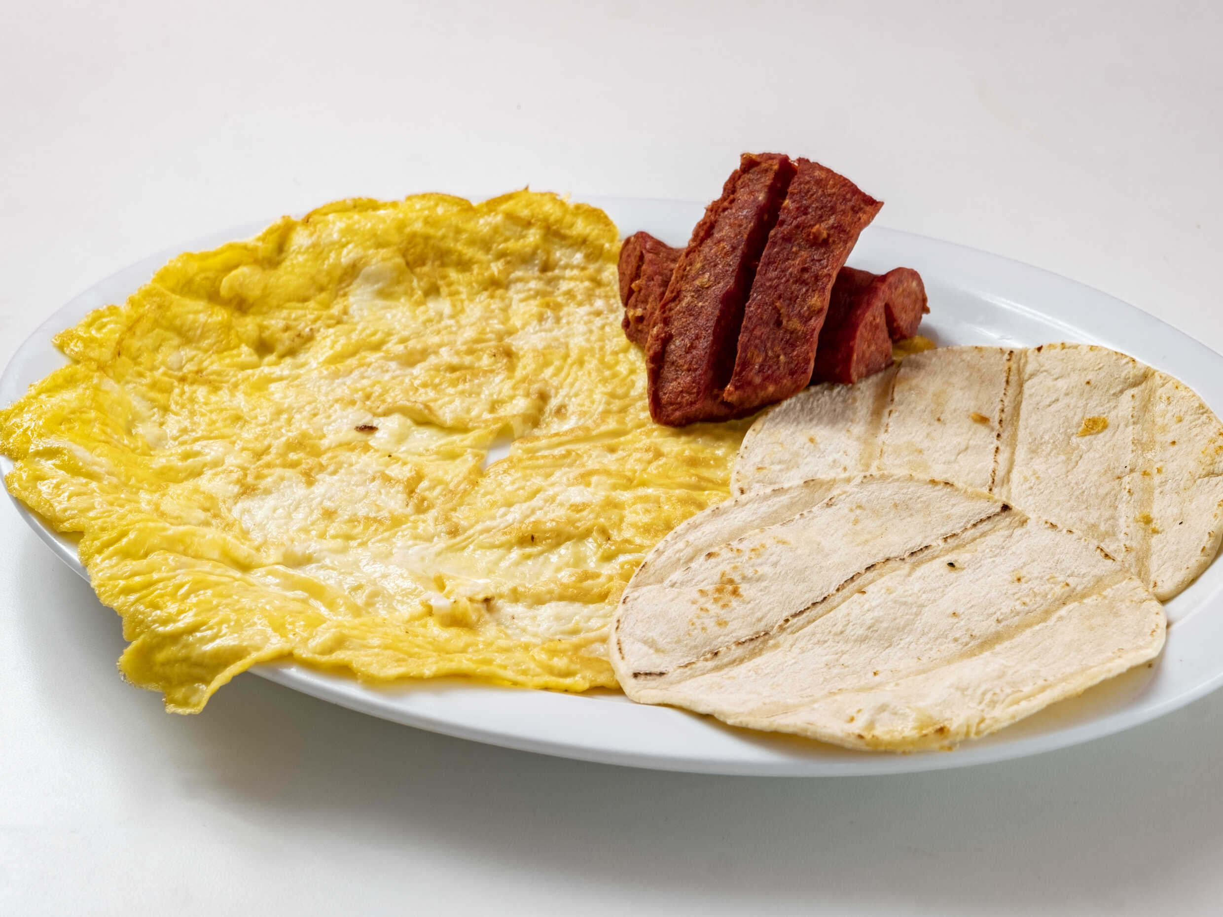 Torta de Huevo con Tortillas y Salchichón
