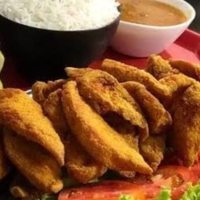 Corvina em posta frita, acompanhado por um arroz soltinho e bem temperado, um pirão caseiro e saboroso, uma salada e batata frita.