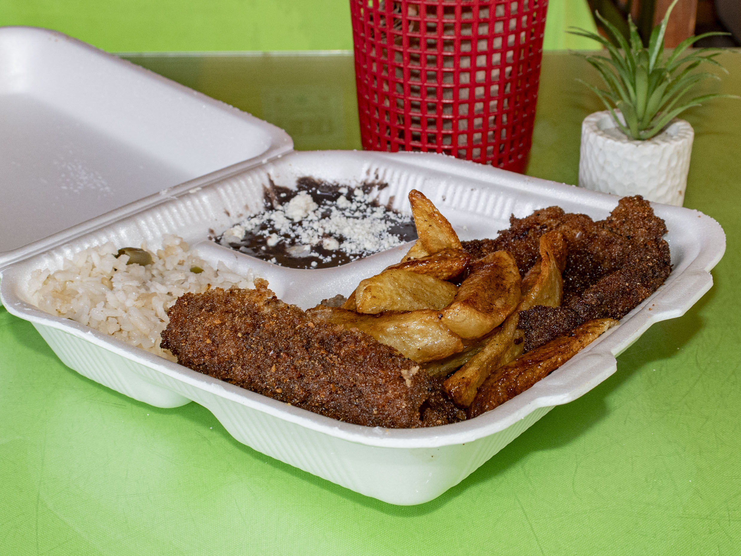 Milanesa de Res con papas a la francesa.