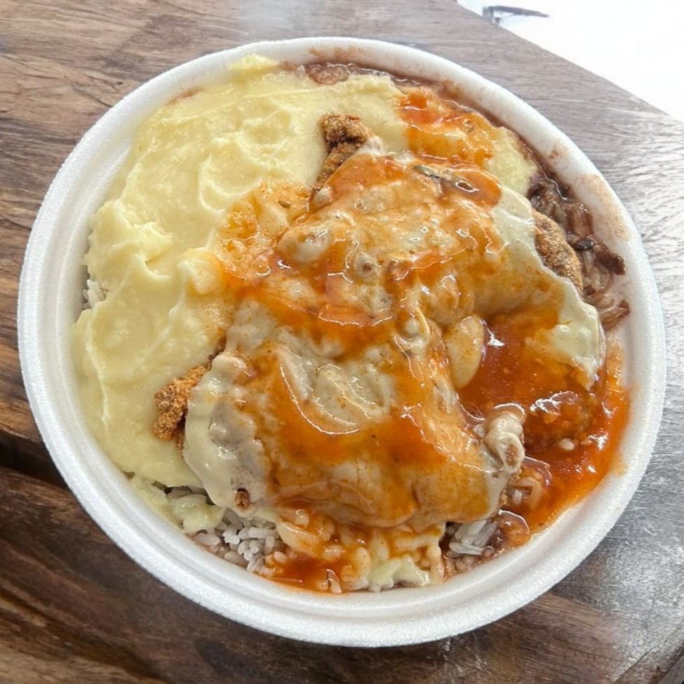 Quentinha 700ml  de Isopor .Frango à parmegiana Arroz feijão  e purê de batata  Não mandamos acompanhamentos separados e nem trocamos itens