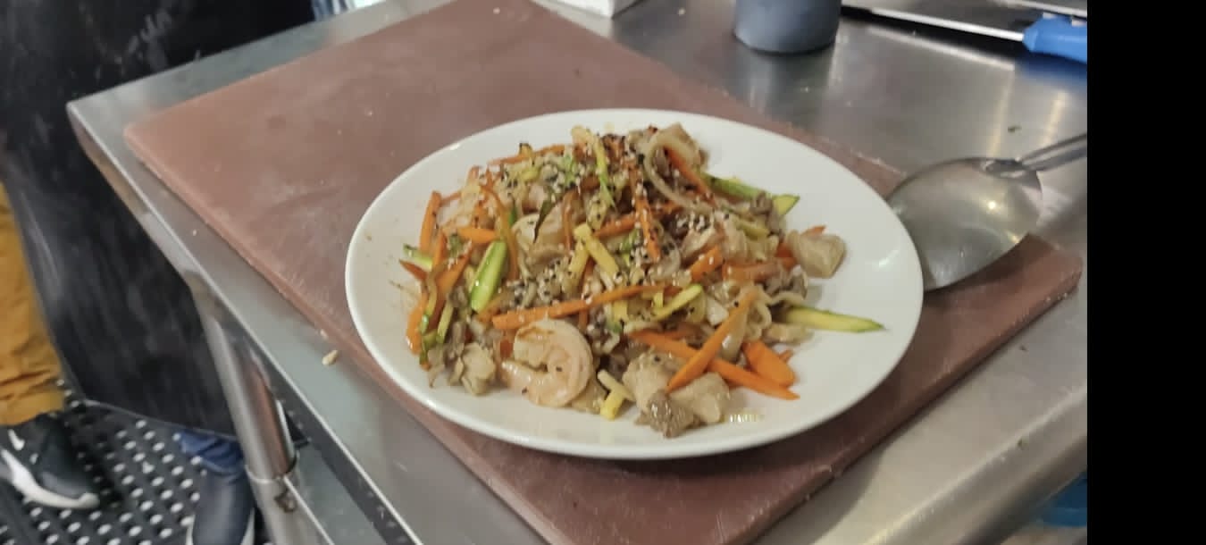 Pasta Yakisoba mixta res pollo camaron