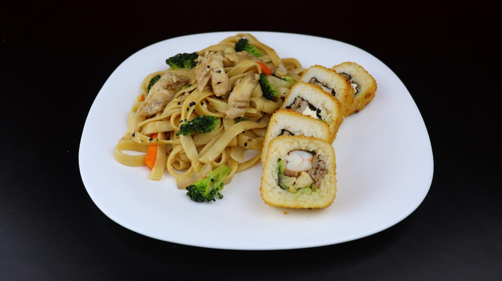 Combo-1/2 Rollo + Pasta Yakidon