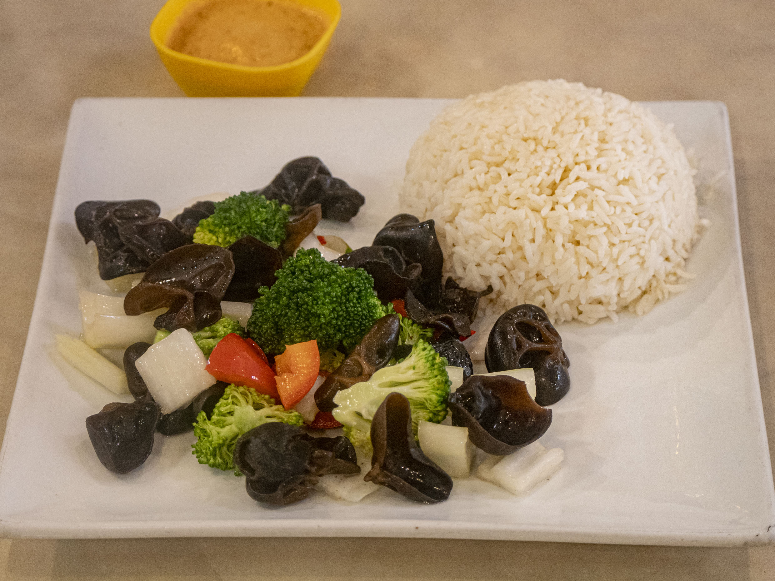 Yuyo Saltado con Verdura y Arroz Blanco