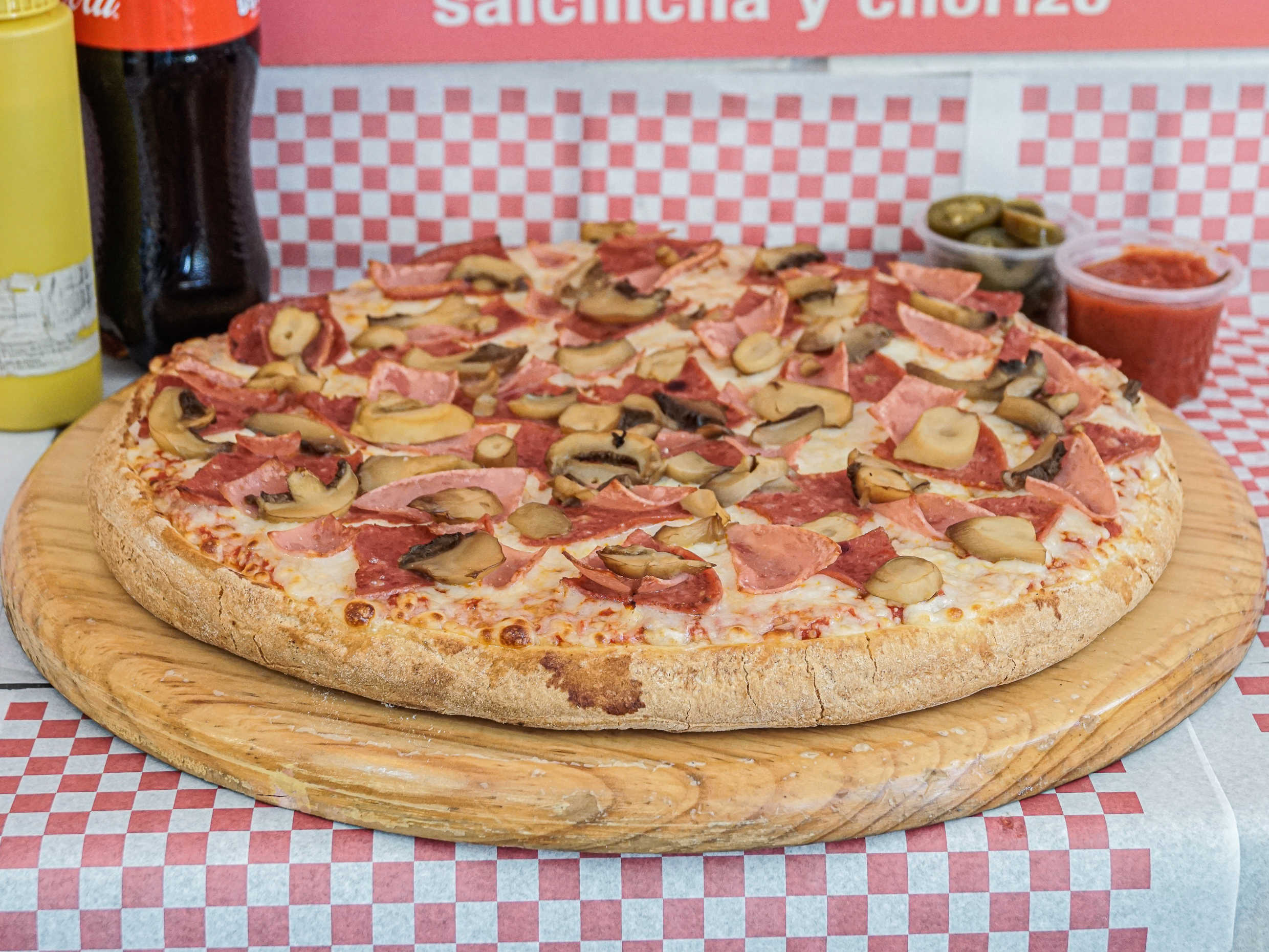 Pizza de especialidad + papas gajo