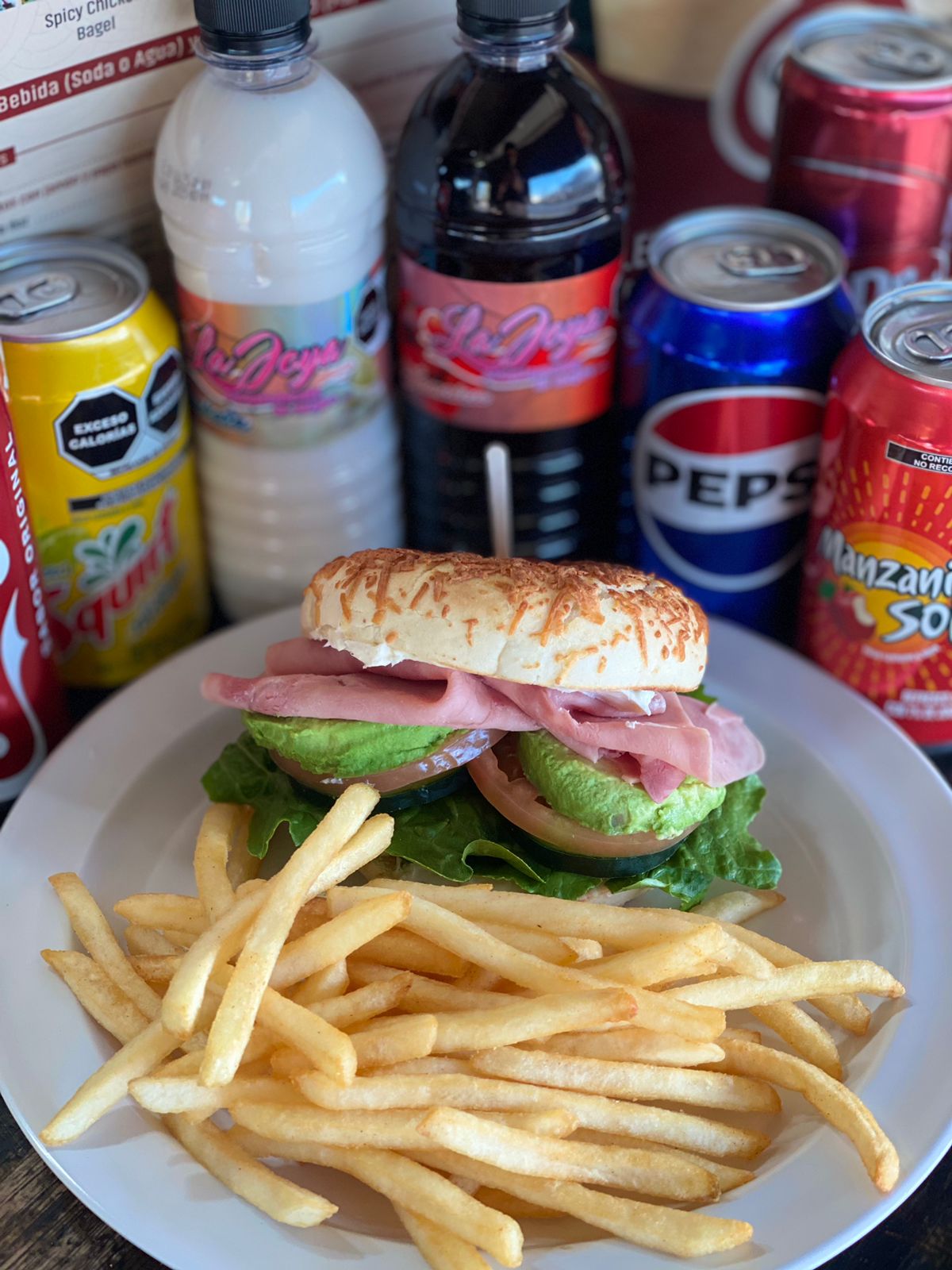 Bagel de jamón + Papas ó Ensalada + Bebida