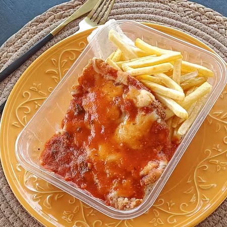 Nosso empanadinho com queijo gratinado e molho de tomate. Acompanhado de arroz e 1 guarnição "Grátis".